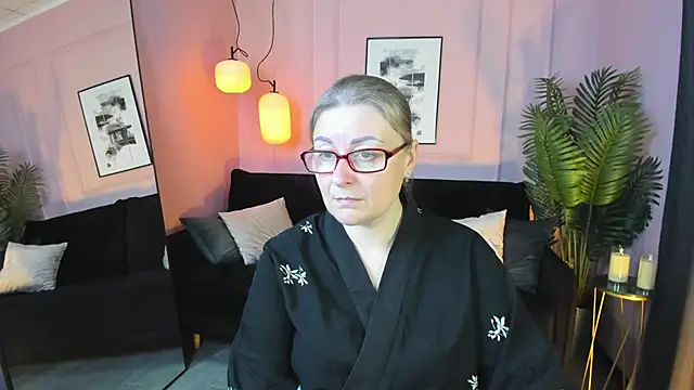 Snapshot of AlexandraKind chatting on 10.16.25 AlexandraKind online show from 10.16.25