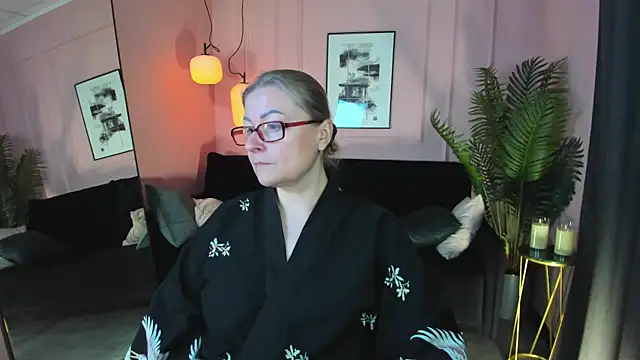 Snapshot of AlexandraKind chatting on 10.17.25 AlexandraKind online show from 10.17.25