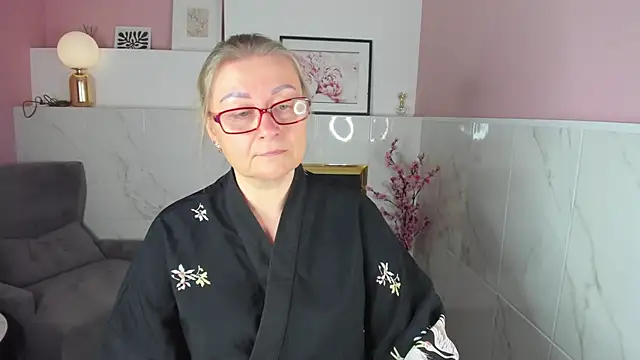 Snapshot of AlexandraKind chatting on 10.18.25 AlexandraKind online show from 10.18.25