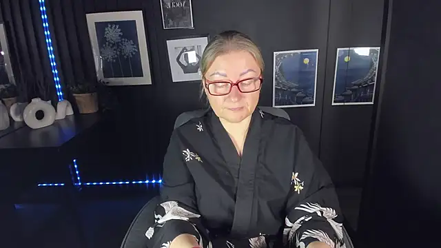 Snapshot of AlexandraKind chatting on 10.20.25 AlexandraKind online show from 10.20.25