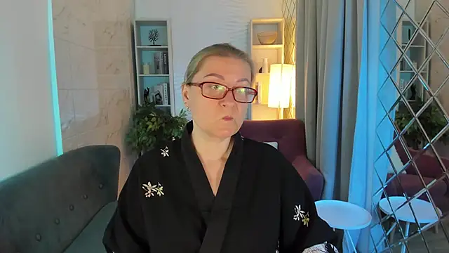 Snapshot of AlexandraKind chatting on 10.21.25 AlexandraKind online show from 10.21.25