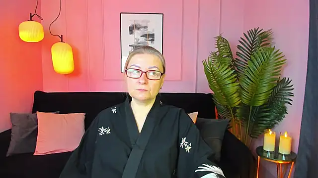 Snapshot of AlexandraKind chatting on 10.23.25 AlexandraKind online show from 10.23.25