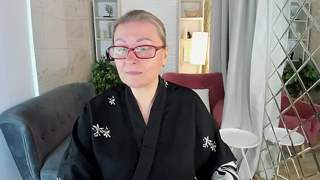 Snapshot of AlexandraKind chatting on 10.27.25 AlexandraKind online show from 10.27.25