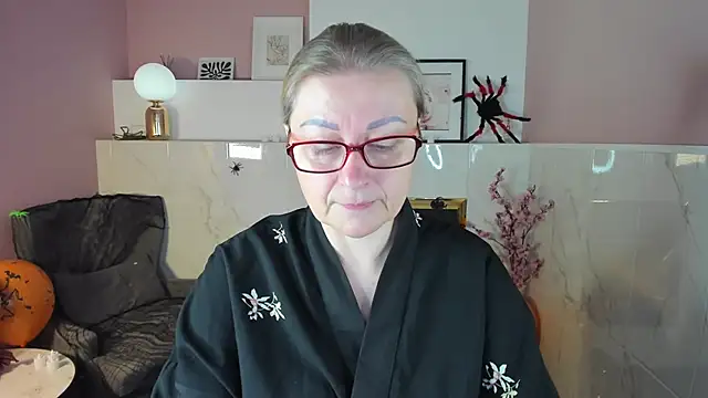 Snapshot of AlexandraKind chatting on 10.29.25 AlexandraKind online show from 10.29.25