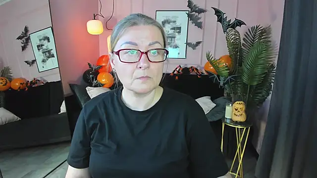 Snapshot of AlexandraKind chatting on 10.31.25 AlexandraKind online show from 10.31.25