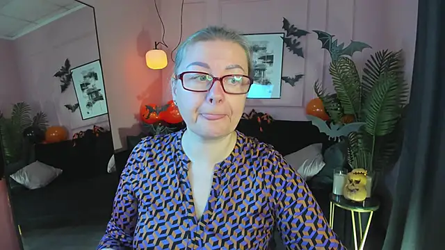 Snapshot of AlexandraKind chatting on 11.02.25 AlexandraKind online show from 11.02.25