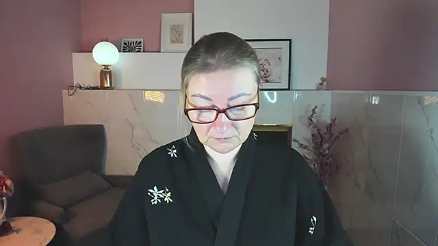 Snapshot of AlexandraKind chatting on 11.05.25 AlexandraKind online show from 11.05.25