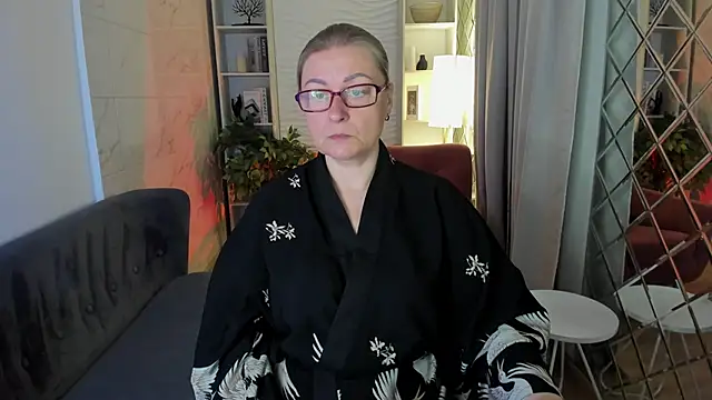 Snapshot of AlexandraKind chatting on 11.06.25 AlexandraKind online show from 11.06.25