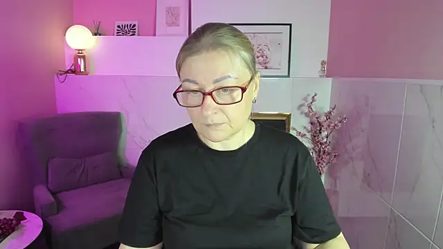 Snapshot of AlexandraKind chatting on 11.07.25 AlexandraKind online show from 11.07.25