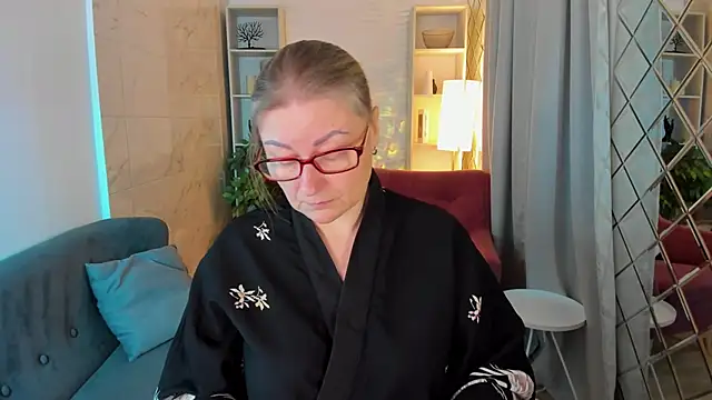 Snapshot of AlexandraKind chatting on 11.10.25 AlexandraKind online show from 11.10.25