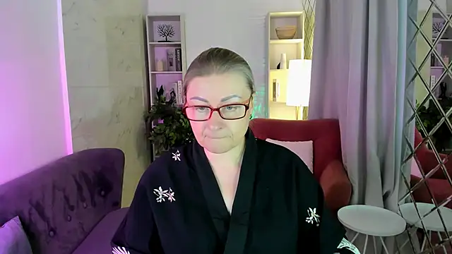 Snapshot of AlexandraKind chatting on 11.11.25 AlexandraKind online show from 11.11.25