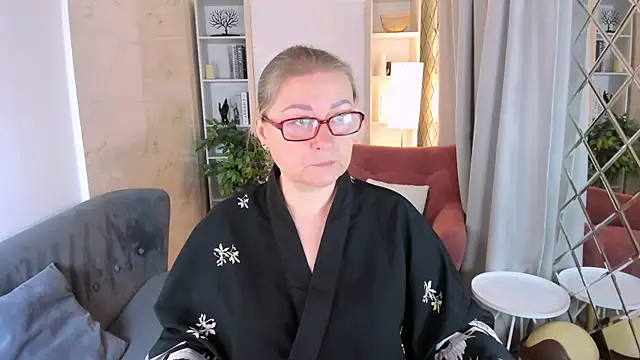 Snapshot of AlexandraKind chatting on 11.15.25 AlexandraKind online show from 11.15.25