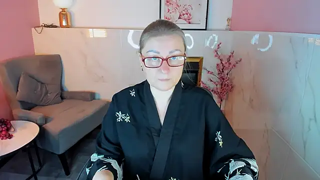 Snapshot of AlexandraKind chatting on 11.16.25 AlexandraKind online show from 11.16.25