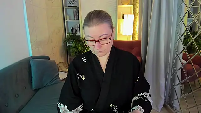 Snapshot of AlexandraKind chatting on 11.17.25 AlexandraKind online show from 11.17.25