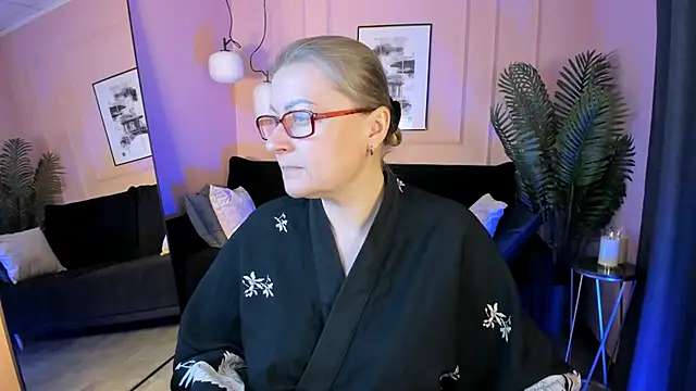 Snapshot of AlexandraKind chatting on 11.19.25 AlexandraKind online show from 11.19.25