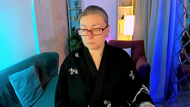 Snapshot of AlexandraKind chatting on 11.20.25 AlexandraKind online show from 11.20.25