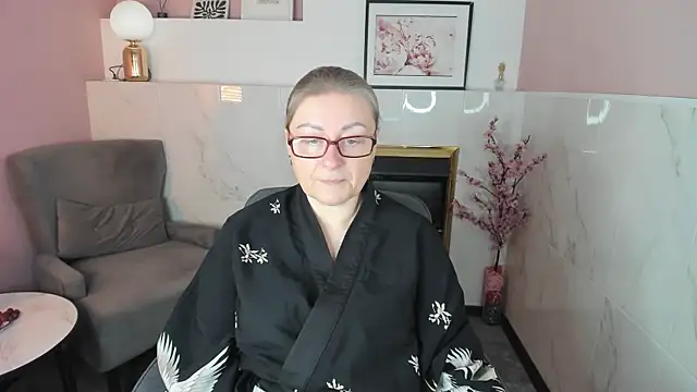 Snapshot of AlexandraKind chatting on 11.22.25 AlexandraKind online show from 11.22.25