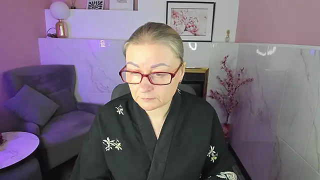 Snapshot of AlexandraKind chatting on 11.24.25 AlexandraKind online show from 11.24.25