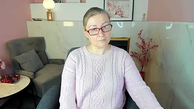 Snapshot of AlexandraKind chatting on 11.30.25 AlexandraKind online show from 11.30.25