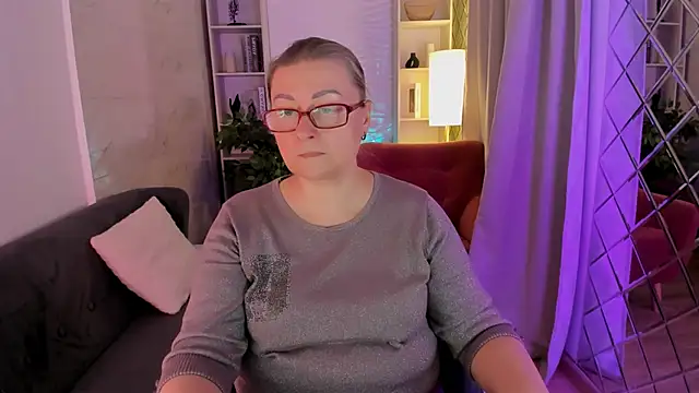 Snapshot of AlexandraKind chatting on 12.04.25 AlexandraKind online show from 12.04.25