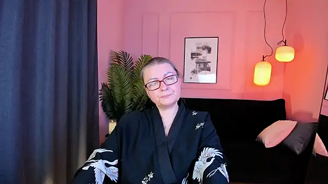 Snapshot of AlexandraKind chatting on 12.13.25 AlexandraKind online show from 12.13.25