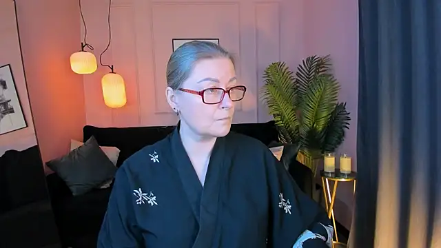 Snapshot of AlexandraKind chatting on 12.17.25 AlexandraKind online show from 12.17.25