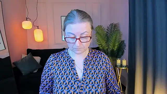 Snapshot of AlexandraKind chatting on 12.18.25 AlexandraKind online show from 12.18.25