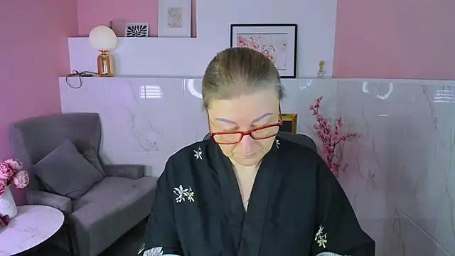 Snapshot of AlexandraKind chatting on 12.19.25 AlexandraKind online show from 12.19.25