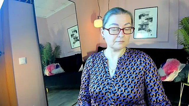 Snapshot of AlexandraKind chatting on 12.22.25 AlexandraKind online show from 12.22.25