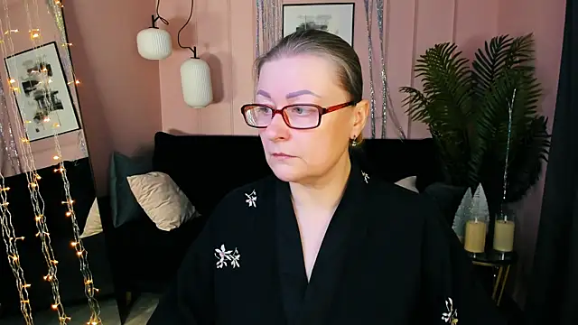 Snapshot of AlexandraKind chatting on 01.08.26 AlexandraKind online show from 01.08.26