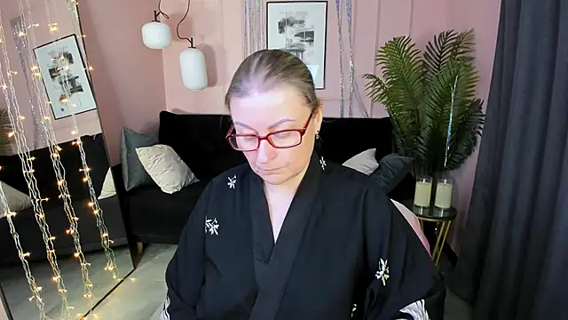 Snapshot of AlexandraKind chatting on 01.09.26 AlexandraKind online show from 01.09.26