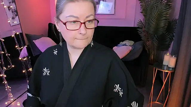 Snapshot of AlexandraKind chatting on 02.10.26 AlexandraKind online show from 02.10.26