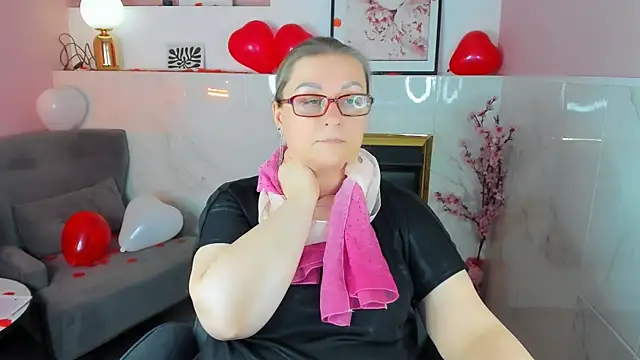 Snapshot of AlexandraKind chatting on 02.13.26 AlexandraKind online show from 02.13.26