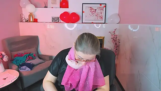 Snapshot of AlexandraKind chatting on 02.14.26 AlexandraKind online show from 02.14.26