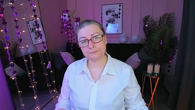 Snapshot of AlexandraKind chatting on 02.15.26 AlexandraKind online show from 02.15.26