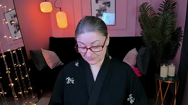 Snapshot of AlexandraKind chatting on 02.25.26 AlexandraKind online show from 02.25.26