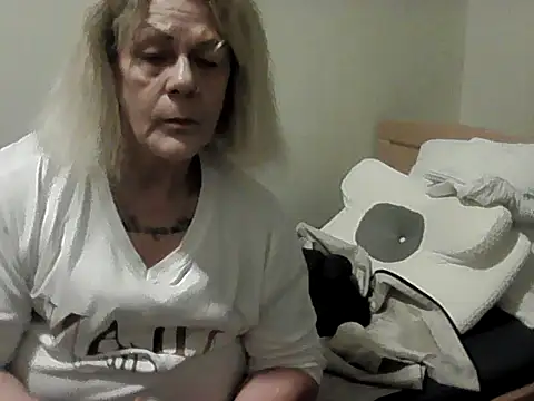 housewife shantie online show from 11.15.25