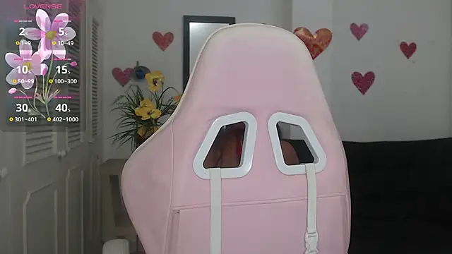 Snapshot of lulu_25_ chatting on 12.14.24 lulu 25 online show from 12.14.24