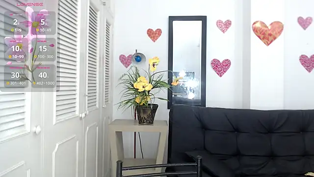 Snapshot of lulu_25_ chatting on 12.14.24 lulu 25 online show from 12.14.24