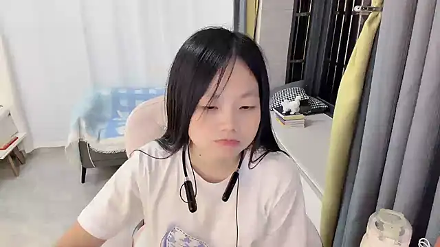 Snapshot of Lena-yyds chatting on 10.31.25 Lena-yyds online show from 10.31.25