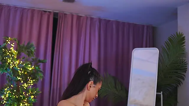 Snapshot of YemayaLuna chatting on 12.16.24 YemayaLuna online show from 12.16.24