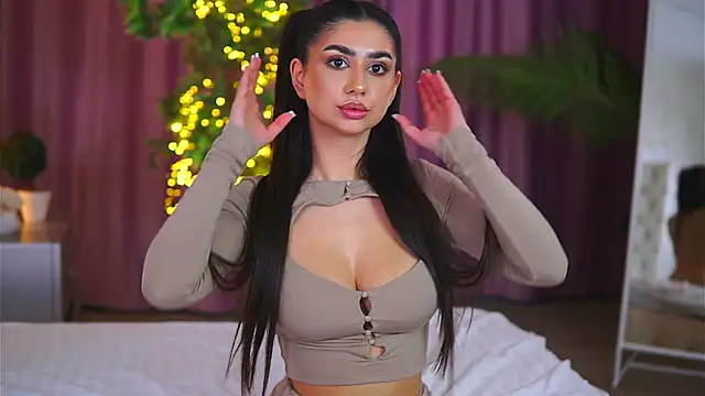 Snapshot of YemayaLuna chatting on 12.26.24 YemayaLuna online show from 12.26.24