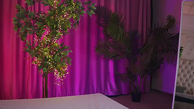 Snapshot of YemayaLuna chatting on 02.11.25 YemayaLuna online show from 02.11.25