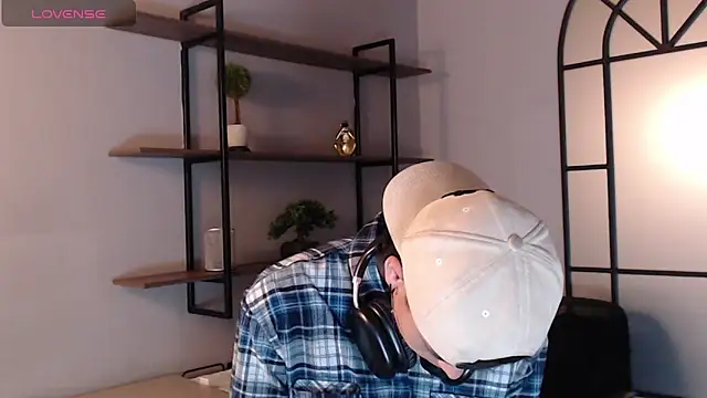 Snapshot of MattiDeLuca chatting on 12.15.24 MattiDeLuca online show from 12.15.24