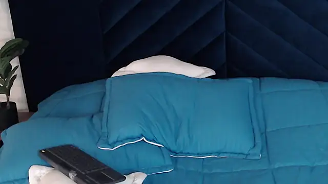 Snapshot of MattiDeLuca chatting on 12.16.24 MattiDeLuca online show from 12.16.24