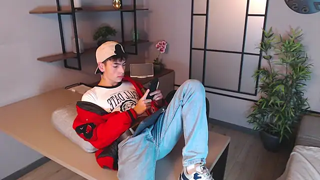 Snapshot of MattiDeLuca chatting on 12.17.24 MattiDeLuca online show from 12.17.24