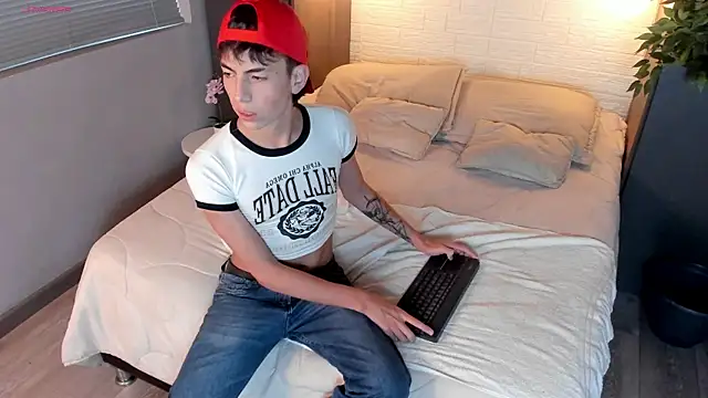 Snapshot of MattiDeLuca chatting on 12.18.24 MattiDeLuca online show from 12.18.24