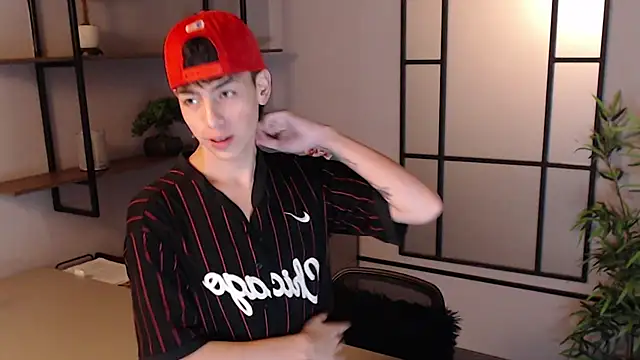 Snapshot of MattiDeLuca chatting on 12.19.24 MattiDeLuca online show from 12.19.24