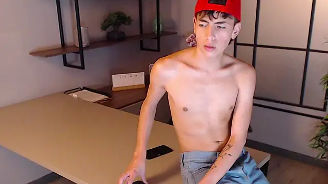 Snapshot of MattiDeLuca chatting on 12.19.24 MattiDeLuca online show from 12.19.24