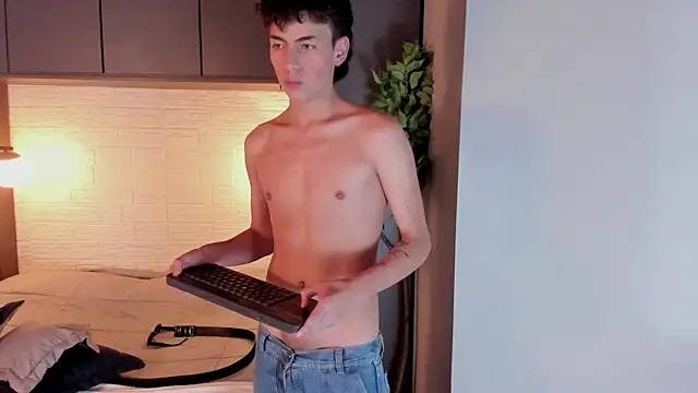 Snapshot of MattiDeLuca chatting on 12.21.24 MattiDeLuca online show from 12.21.24